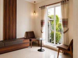 a room with a bed and a window at Wisma Pelangi 5 in Jakarta