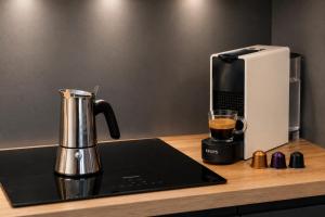 a coffee maker and a cup of coffee on a counter at Modernes Ferienhaus Dornbirn mit 2 Schlafzimmern 2 Bädern nahe Bodensee & Bregenzerwald in Dornbirn +19 photos
