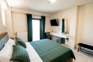 a hotel room with a bed and a television at Ligiades 945 in Ligiades