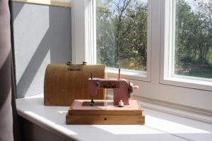 a sewing machine sitting on a counter next to a window at Ferienwohnung Hof Alms in Uelzen