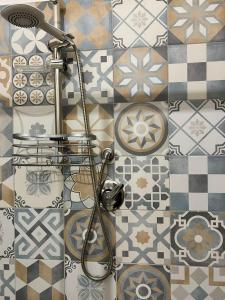 a shower in a bathroom with a tile wall at A casa di Meggie in Dogliola