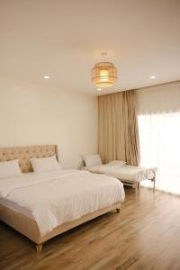 a bedroom with two beds and a chandelier at Wadi Bani Khalid Guest house in Dawwah