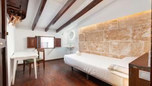 Llit o llits en una habitació de Hostal Pons