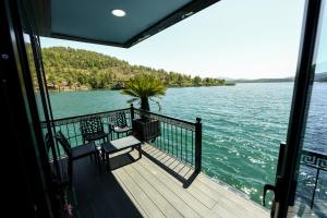 a boat deck with a view of the water at Dream house in Rragam