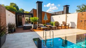 a backyard with a swimming pool and a patio at Melekona House in Kartepe