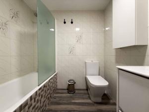 a bathroom with a toilet and a tub and a sink at Placituela 7 in San Esteban de Gormaz
