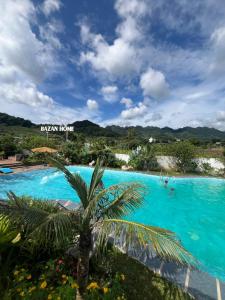 a view of the swimming pool at the resort at Bazan Home Mộc Châu in Mộc Châu