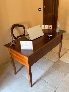a wooden desk with a laptop on top of it at Casolare La Mirabella 