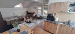 an overhead view of a kitchen and a living room at STUDIO Apartman in Gheorgheni