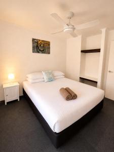 a bedroom with a large white bed with a ceiling at Geraldton's Ocean West Holiday Units & Short Stay Accommodation in Geraldton +18 photos