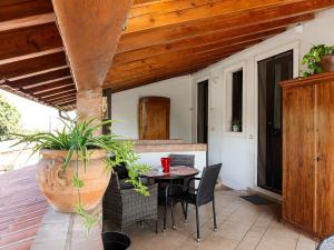 a patio with a table and chairs and a wooden ceiling at Fior di Pesco in Sommacampagna