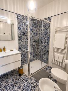 a bathroom with a shower and a toilet and a sink at B&B da Cencia in Monte San Biagio