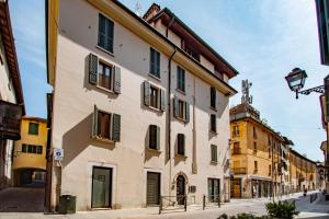 ein großes weißes Gebäude in einer Stadtstraße in der Unterkunft Residenza Capriolo 28 - F&L Apartment in Brescia