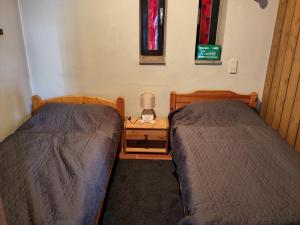 two beds sitting next to each other in a room at Herbergskirche Gleidorf in Schmallenberg