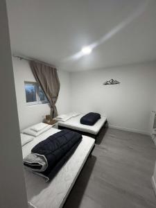 two beds in a small room withthritisthritisthritisthritisthritisthritisthritisthritisthritis at appartement 4 pers,tout confort, randonnée, vélo, nature, visite in Laveissière