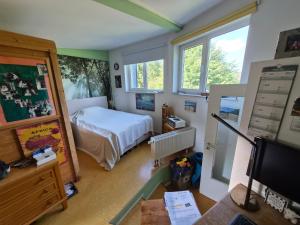 a bedroom with a bed and a tv in it at Saat der Hoffnung in Wuppertal