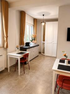 a living room with a white table and chairs at B&B da Cencia in Monte San Biagio