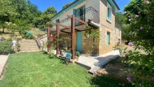 a house with a balcony and a yard at Chez Chagall cozy studio in Sarlat-la-Canéda