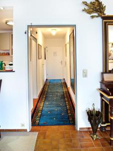 a hallway with a rug on the floor at Hofwiese in Hohenschwangau