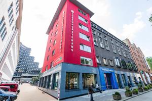 un edificio rojo al costado de una calle en DJH Jugendgästehaus Adolph Kolping, en Dortmund