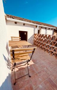 a group of benches sitting on a patio at Buhardilla con encanto in Ontinyent