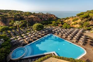 an overhead view of a swimming pool and the ocean at 3HB Falésia Garden in Albufeira