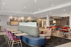 a restaurant with tables and chairs in a room at Home2 Suites By Hilton Springfield in Springfield