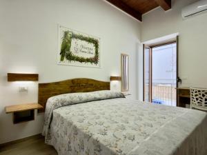 a bedroom with a large bed and a window at Vin e Turn in Diamante