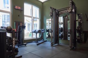 ein Fitnessstudio mit mehreren Laufbändern in einem Raum in der Unterkunft Hotel Fletzinger in Wasserburg am Inn