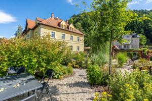 a house with a garden in front of it at Villa Rathmannsdorf in Rathmannsdorf