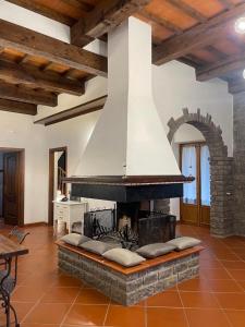 a kitchen with a large stove in a room at Villa dei Macchini in Chiusi della Verna