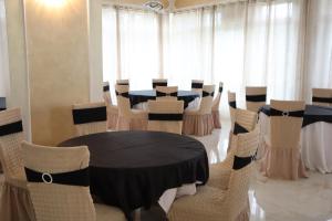 Hotel Cili tesisinde bir restoran veya yemek mekanı