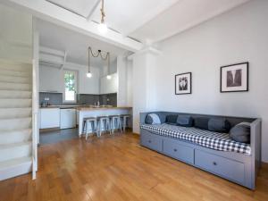 a living room with a couch and a kitchen at Uviglie Apartments in Rosignano Monferrato
