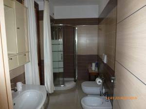 łazienka z 2 umywalkami, prysznicem i 2 toaletami w obiekcie Sogno di mare w Puli +20 zdjęć