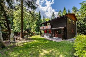 a small house in the middle of a yard at Cottage Owl 