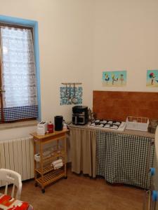 a kitchen with a table and a stove top oven at Il Gelso Casa Vacanze in Piombino