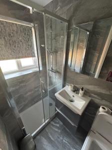 ein Badezimmer mit Dusche, Waschbecken und Toilette in der Unterkunft awesome studio flat in Welling + 6 Fotos