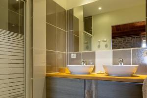 two sinks on a counter in a bathroom at Les Combes Claires in Saint-Julien-Labrousse