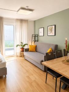 a living room with a couch and a table at Salí Homes R4 - High-Quality Apartment with Terrace in Bayreuth