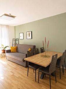 a living room with a table and a couch at Salí Homes R4 - High-Quality Apartment with Terrace in Bayreuth