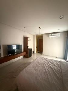 an empty room with a bed and a tv at ليالينا in Dammam