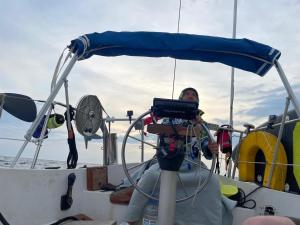 ein Mann, der auf einem Boot im Wasser sitzt in der Unterkunft Amelia in Asker