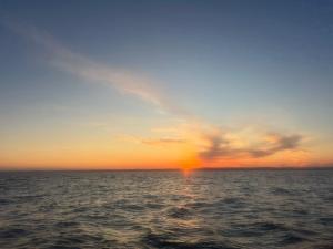 ein Sonnenuntergang über dem Meer, die Sonne am Himmel in der Unterkunft Amelia in Asker