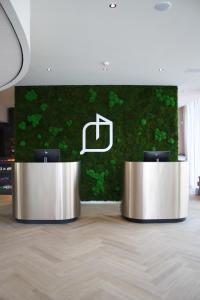 two podiums in a room with a green wall at Spaarnwoude Park Hotel in Velsen-Zuid
