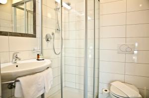 A bathroom at Hotel Tannenhof