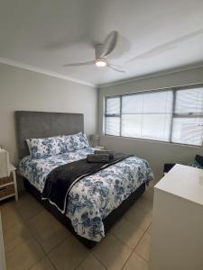 a bedroom with a bed and a ceiling fan at LTB-Waterkant Cottage in Malgas
