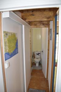 ピエルフ・デュ・バールにあるAu Jardin Des Couleursのバスルーム(トイレ付)へと続く廊下