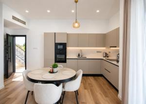 a kitchen and dining room with a table and chairs at Abodos Aqualina D2/1 Fm in Vavilas