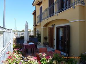 balkon domu ze stołem i parasolem w obiekcie Sogno di mare w Puli