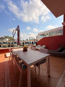 a table and chairs and an umbrella on a patio at Villa Roja in Bigastro